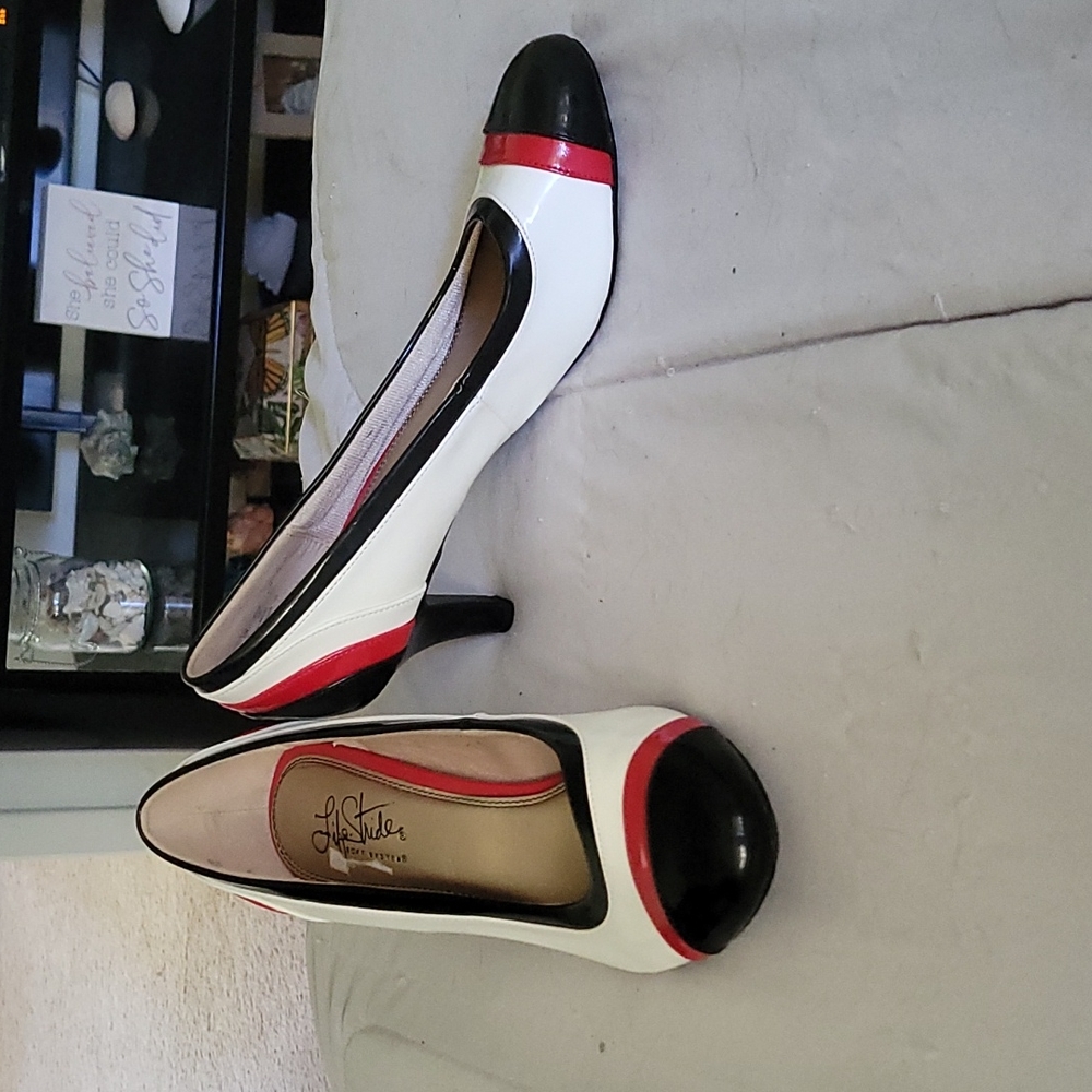 Life Stride Dress Shoe Size 8M, White with Black & Red Detail